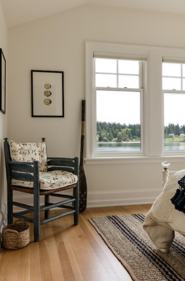 Kursi Bergaya Vintage di Sudut Kamar